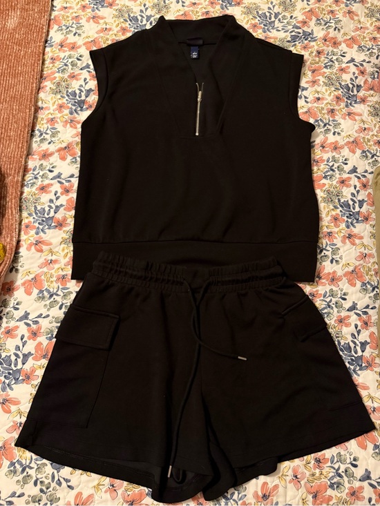 Scoop Other - Women's Black Sleeveless Zip Pullover & Shorts Set in size large